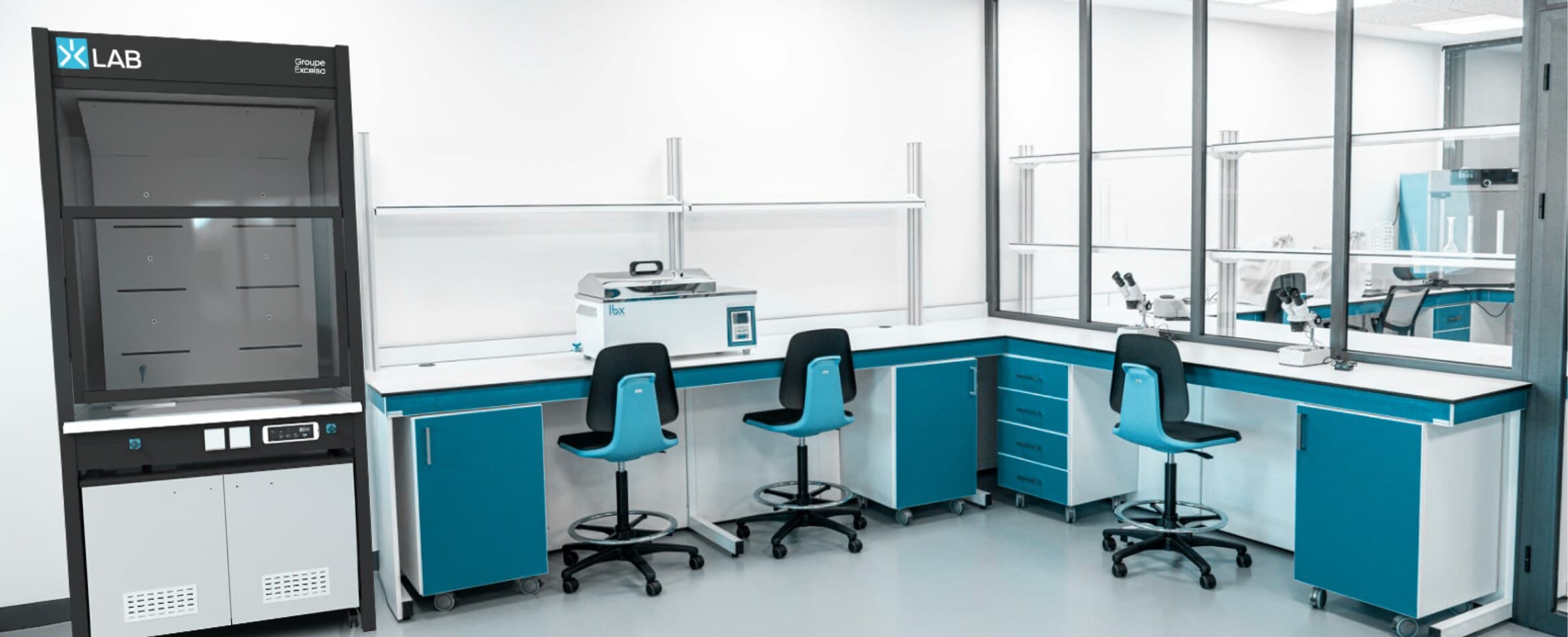 Laboratoire aménagé clé en main par XLAB — sorbonne, paillasses techniques et chaises ergonomiques